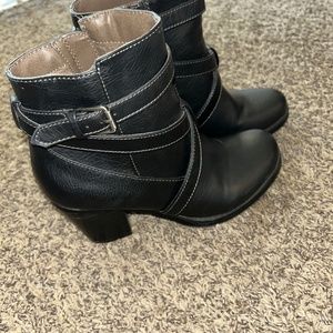 Natural Soul Women’s 7.5 Heeled Ankle Boots Black Leather Cross Strap
